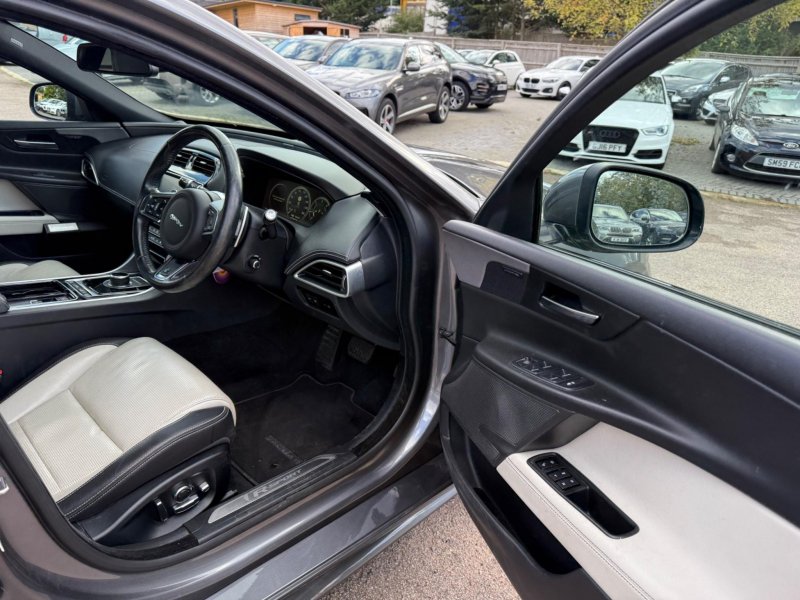 JAGUAR XE