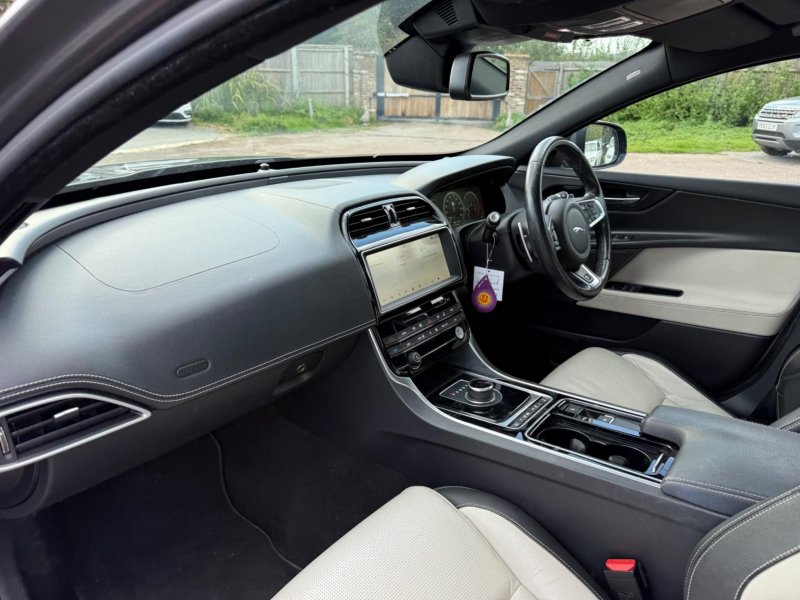JAGUAR XE